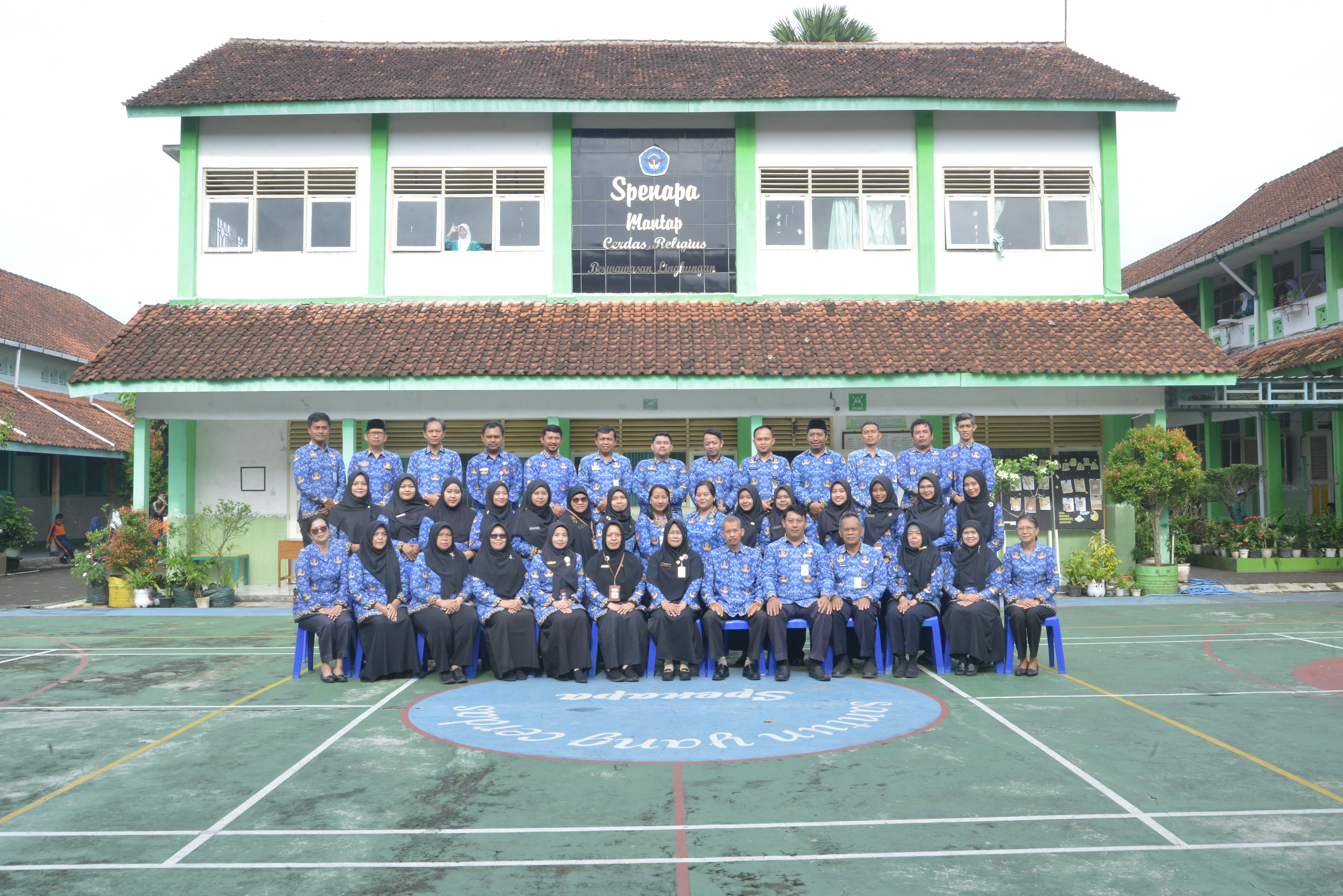 GURU DAN KARYAWAN (1)